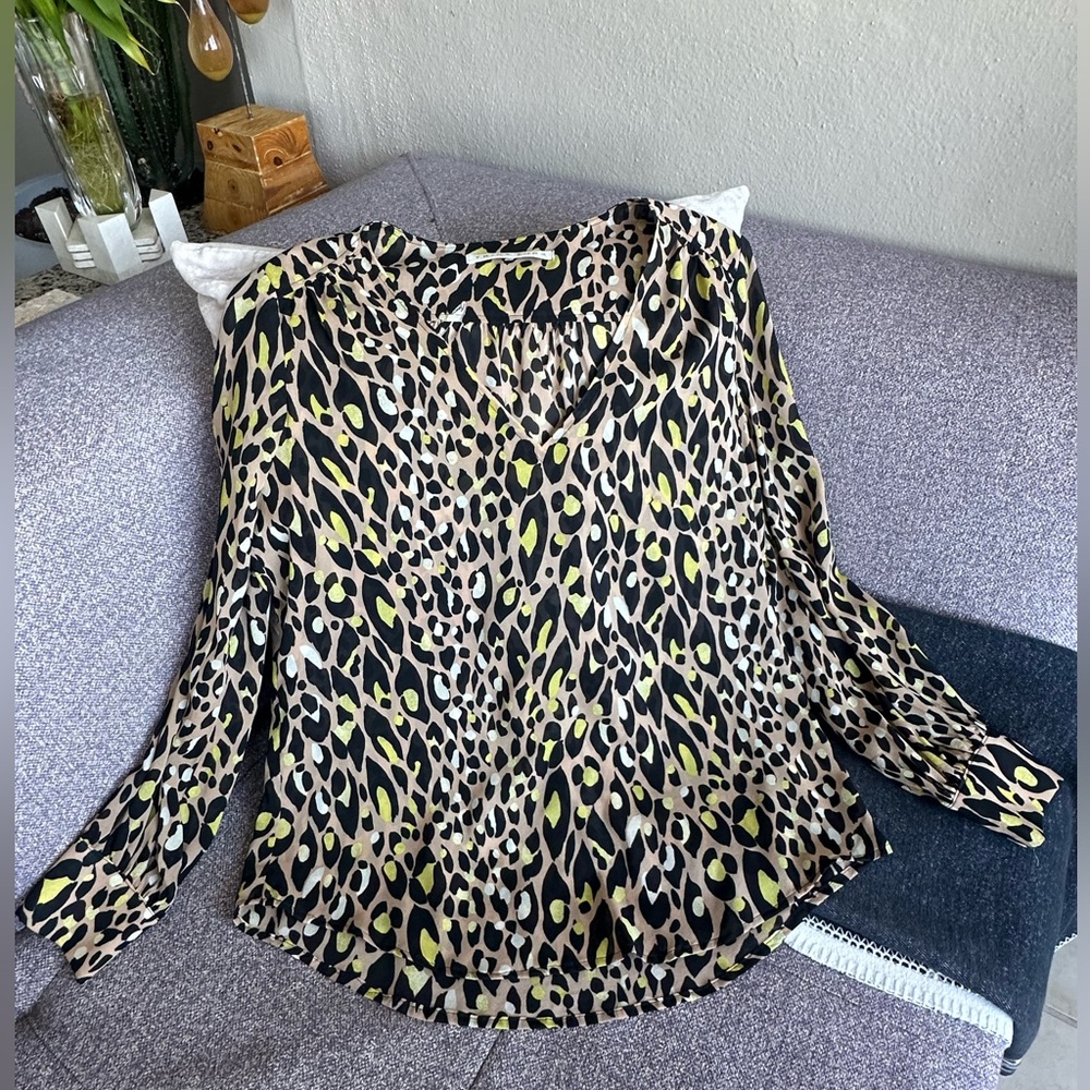 Trina Turk $178 Silk Leopard V Neck Shirt Sz Medium in Excellent Condition